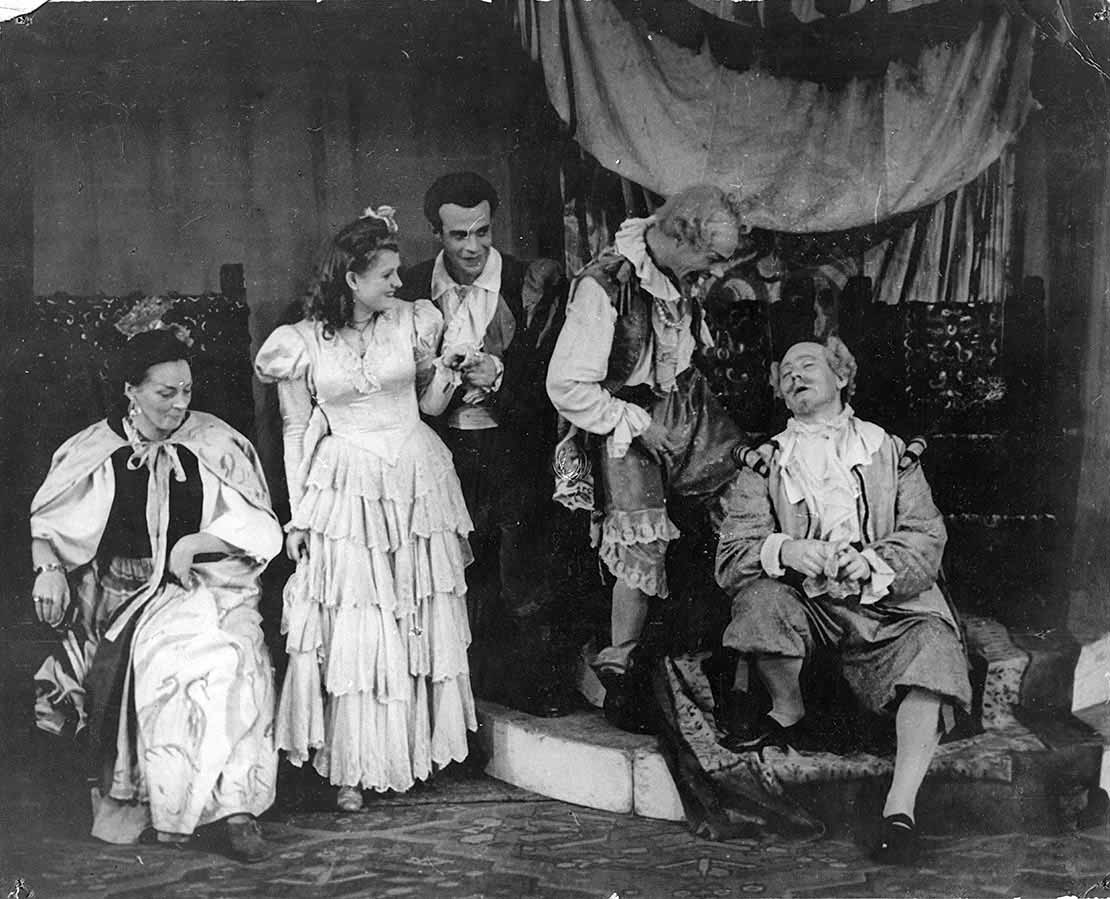 Сцена из спектакля "День чудесных обманов". Середина 1940-х годов © Архив Электротеатра Станиславский